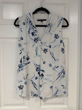 White House Black Market Floral V Neck Sleeveless Blouse White Blue Buttons M